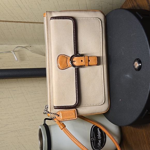Coach Handbags - Coach wristlet